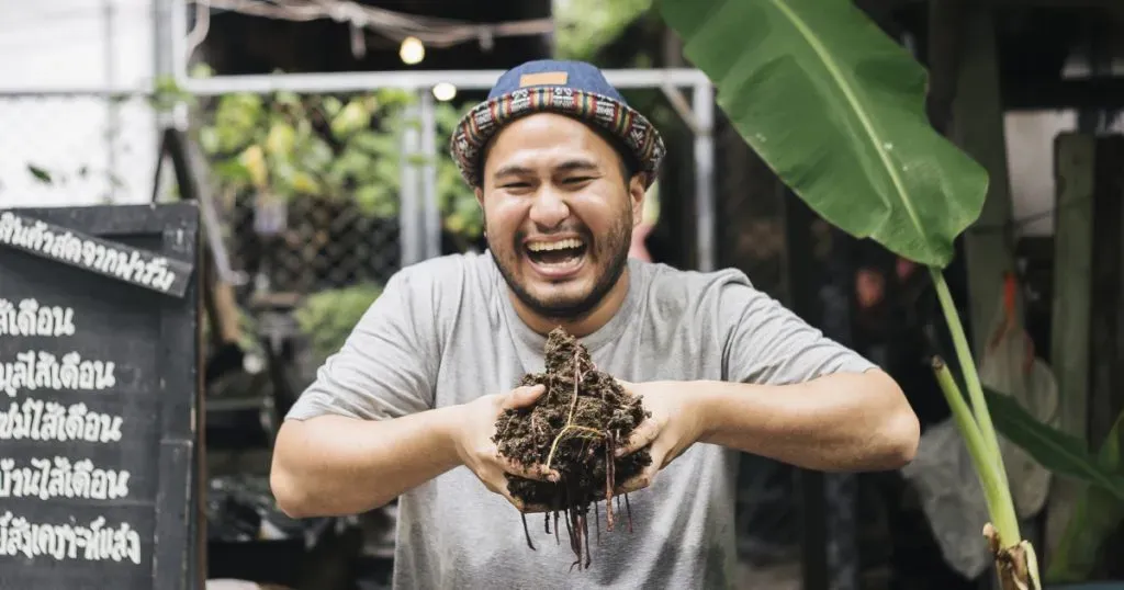 วิธีสร้างแบรนด์ ‘ลุงๆ’ ของชายวัย 30 ที่ชวนคนเมืองเข้าฟาร์มไส้เดือนได้สำเร็จ