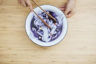 วิธีย้อมผ้าขี้ริ้วแบบคิวท์ๆ จากของเหลือในครัว